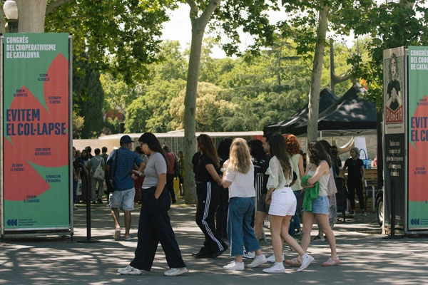 Persones caminant a l’entrada d’un esdeveniment.