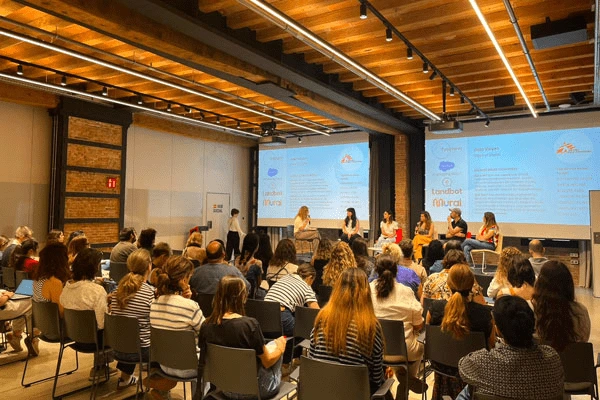 Taula rodona amb diverses ponents davant d’un auditori.